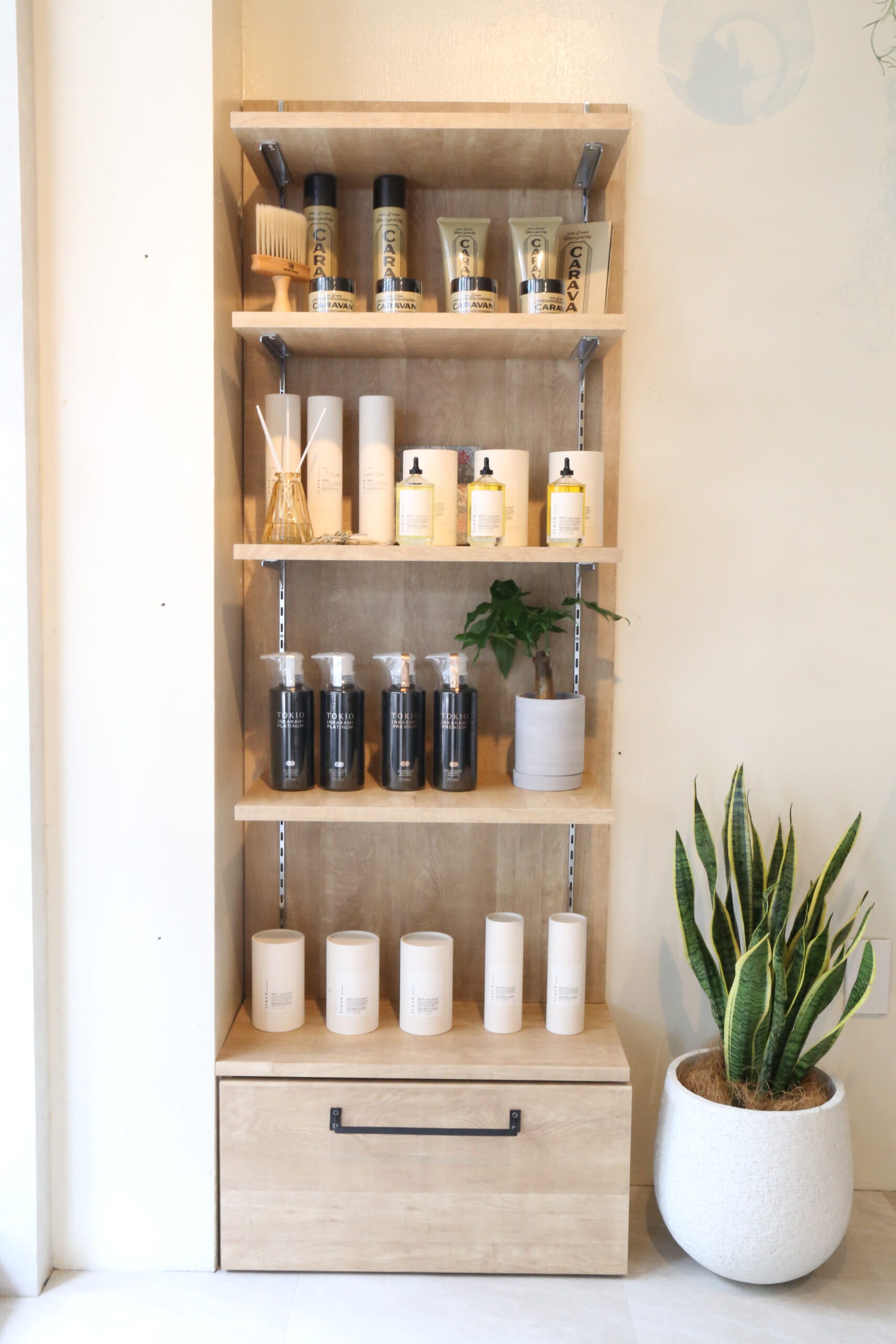 店販商品が並んだ綺麗な棚