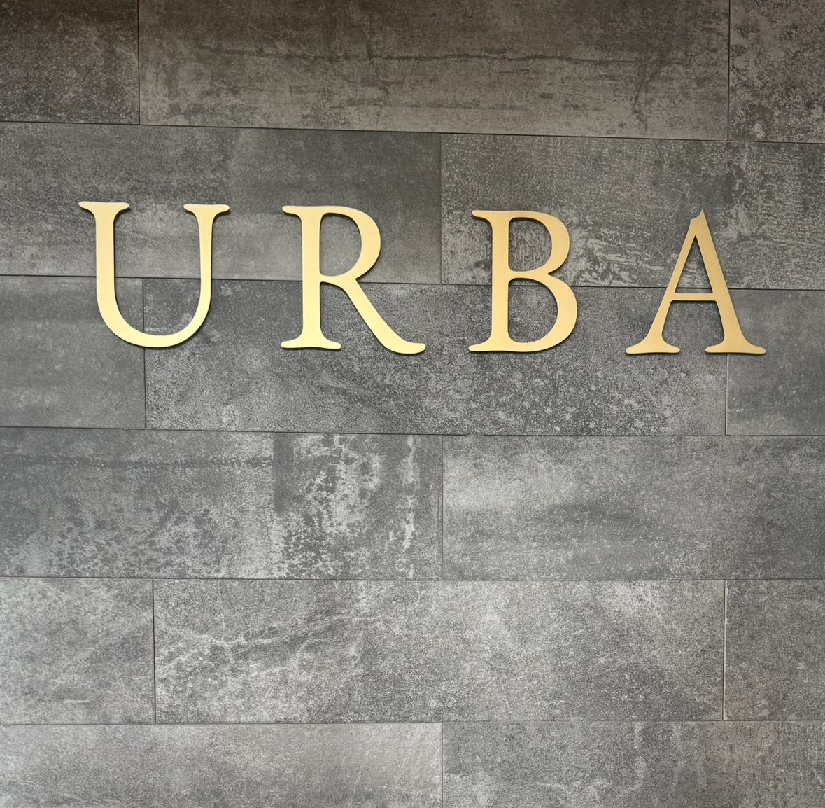 店舗名の金属切文字看板